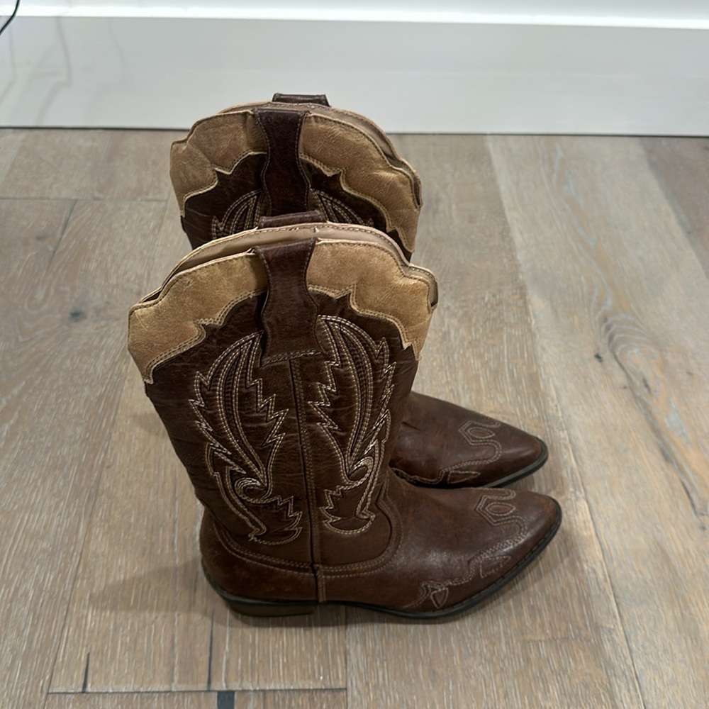 Faux Western Cowboy Boots size 6 like new only worn once!